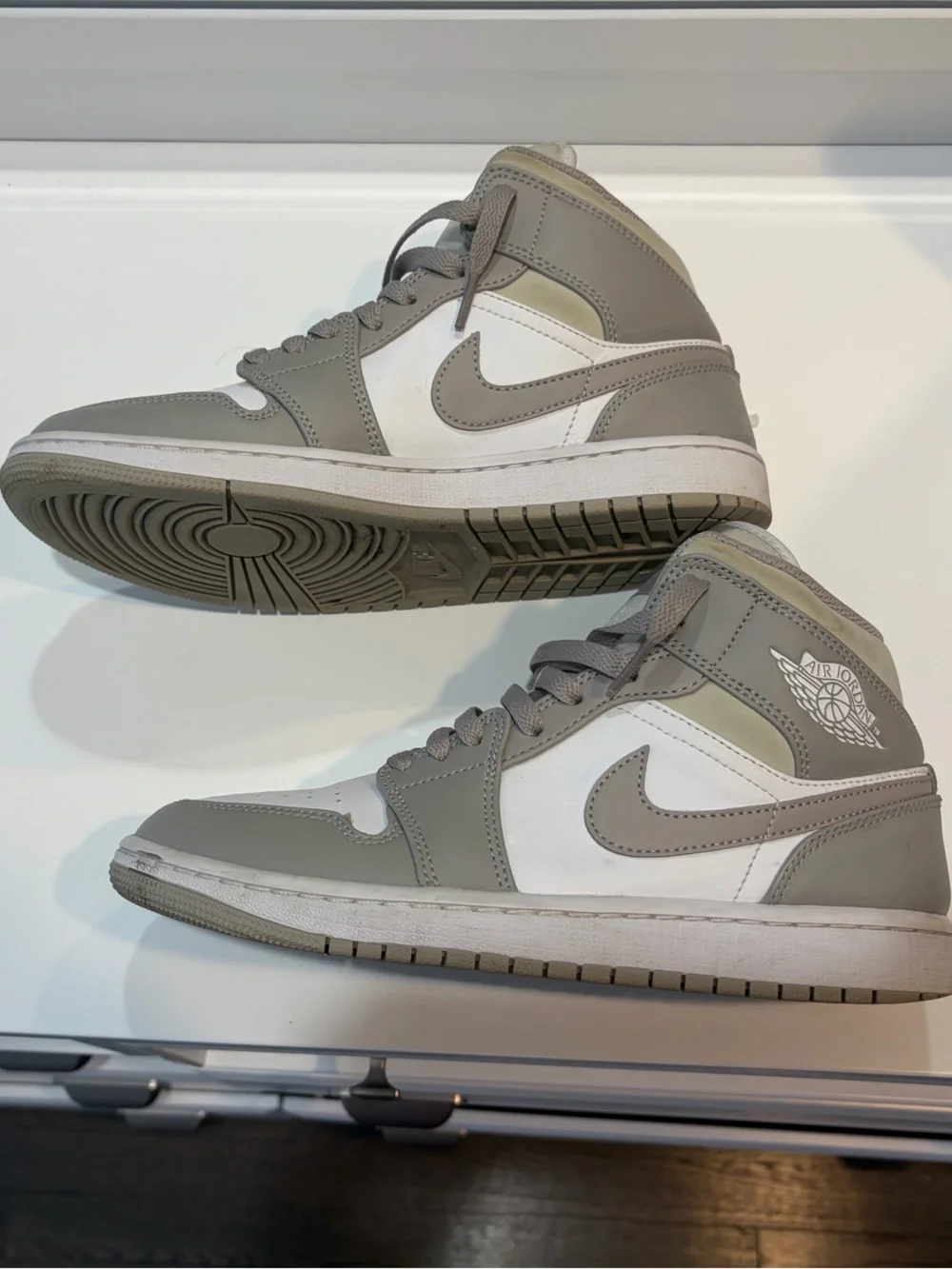 Nike Air Jordan 1 Mid in Light Grey and White